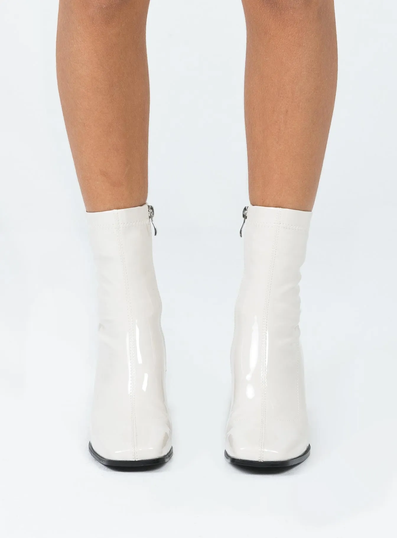 Ollie Control Barrett Boots Patent Off White