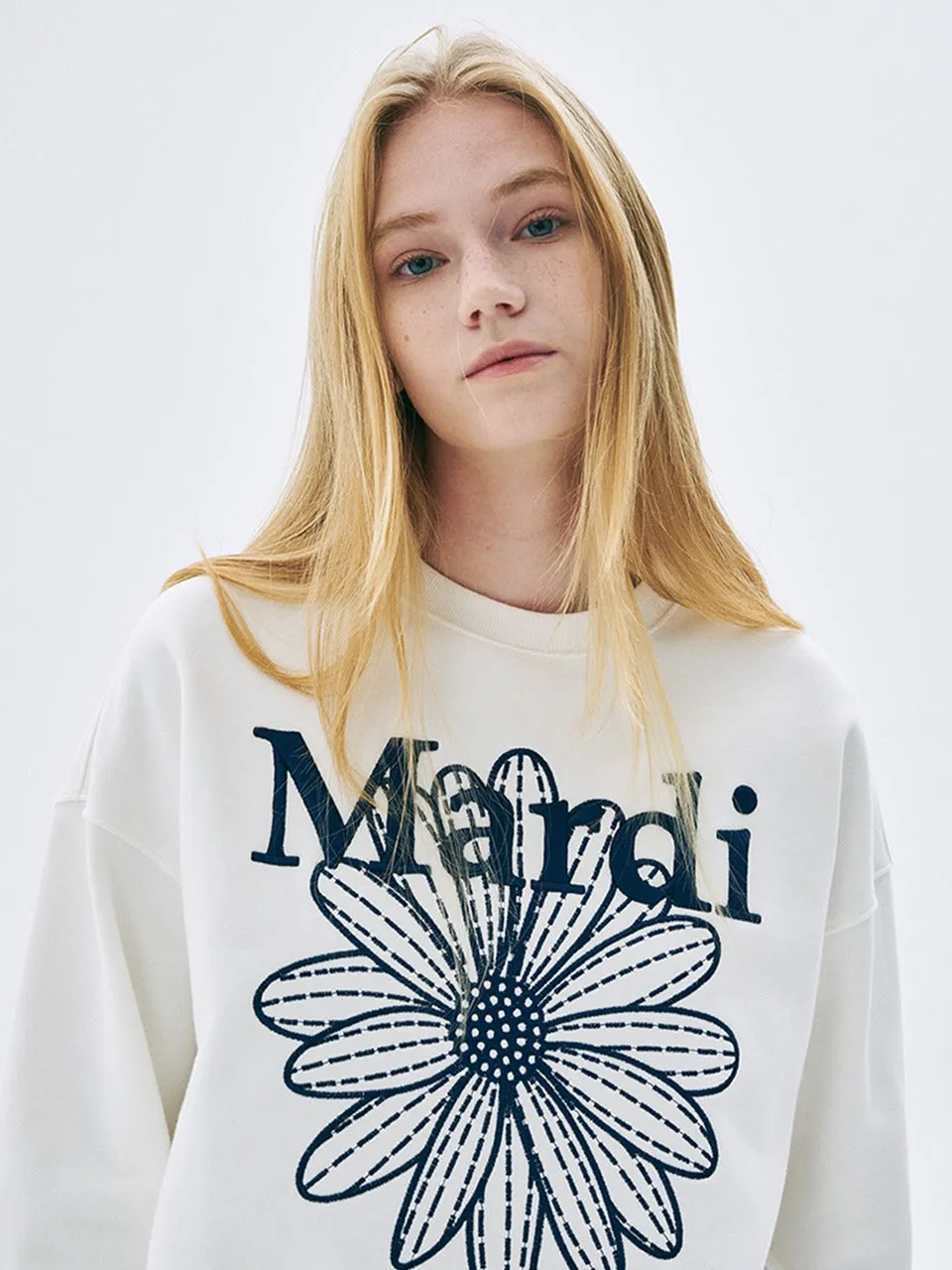 SWEATSHIRT FLOWERMARDI NEEDLEWORK_WHITE NAVY Comfy Layer button detail