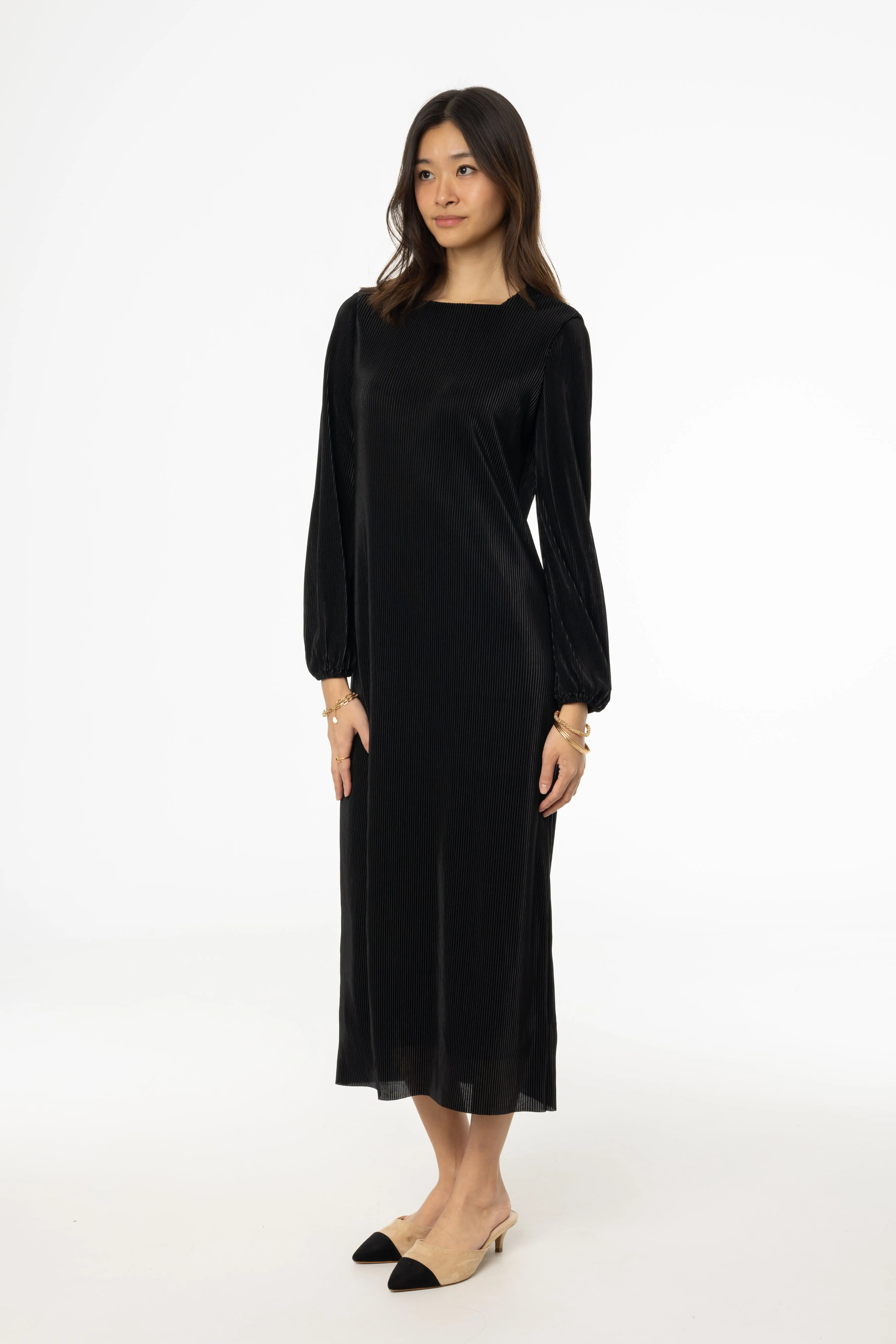 Black Square Neck Accordion Pleat Maxi Dress Fashionable outfit for outings Shape Hug