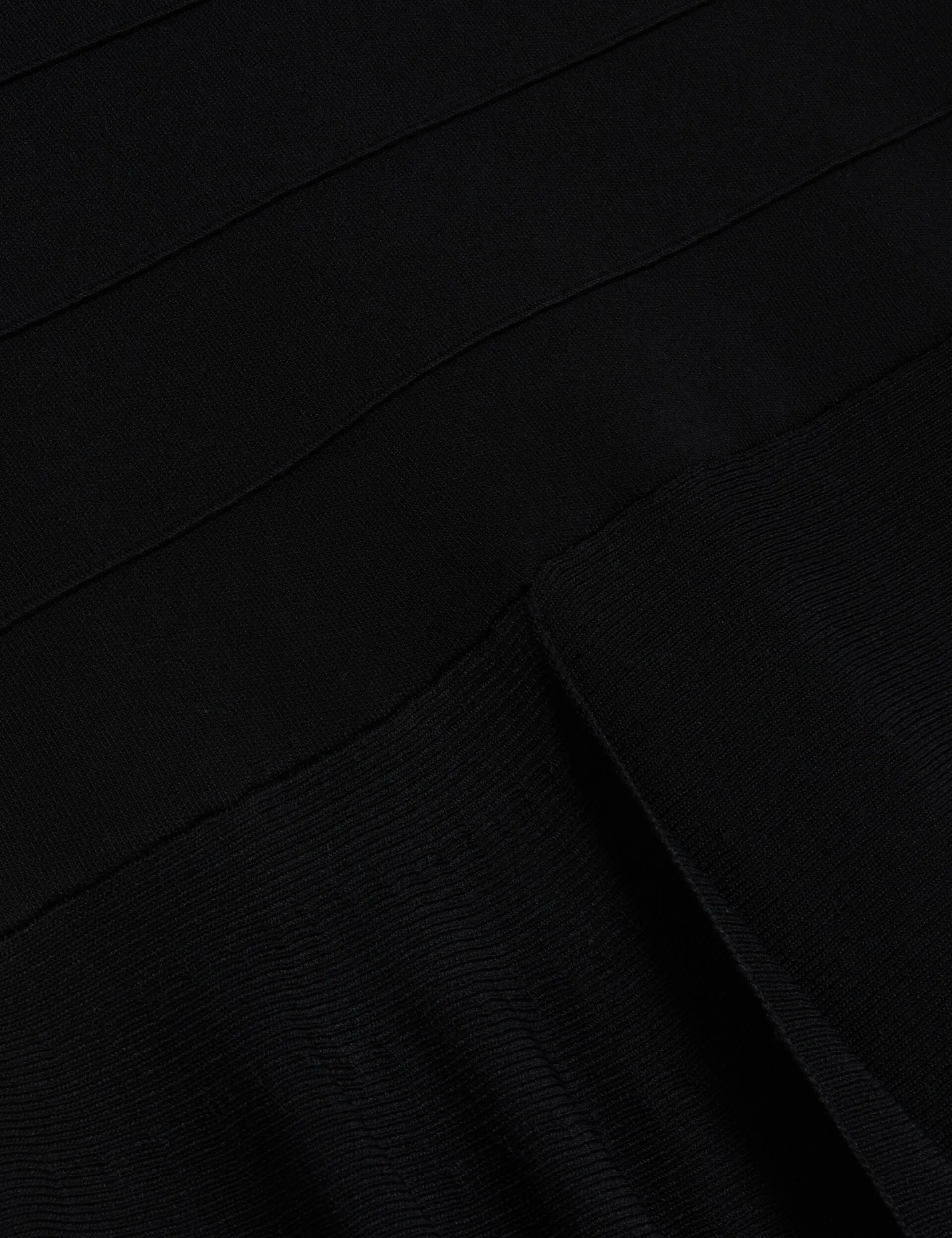 LAURRIE | BLACK Feminine Charm Performance Wear