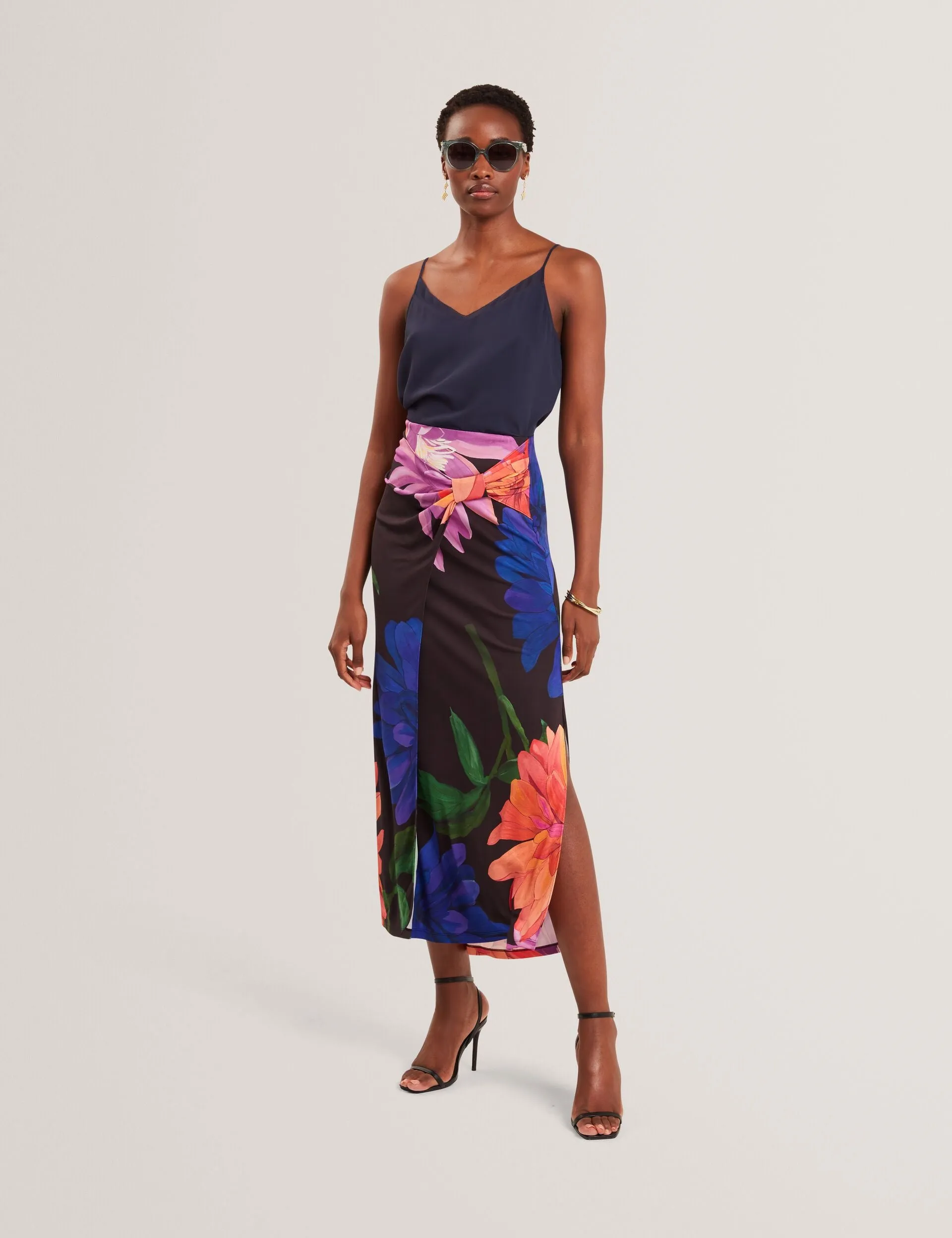 Crisp Finish Easy Motion VARNIA | BLACK