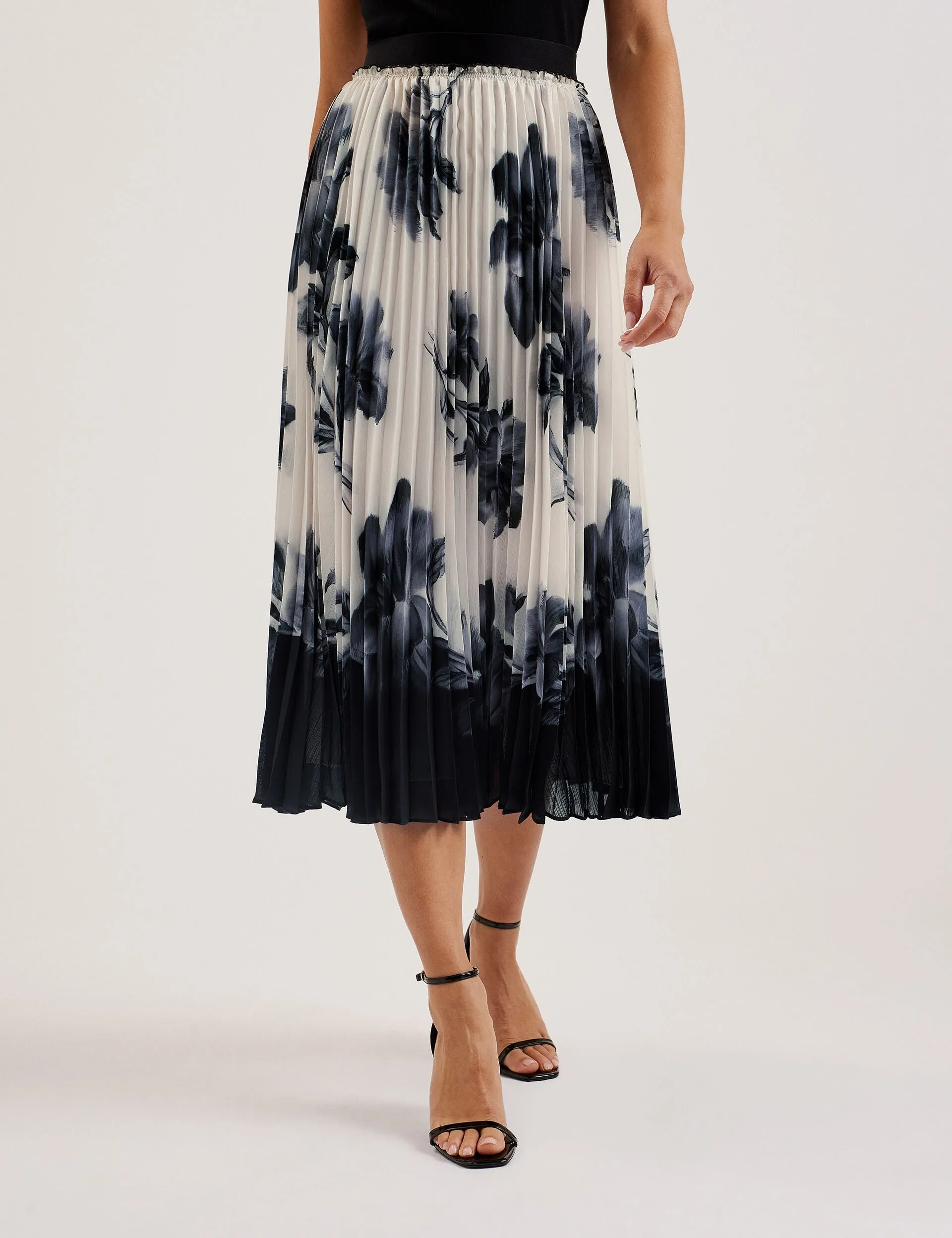 A Line Cut Craftsmanship Focus EMISTA | IVORY