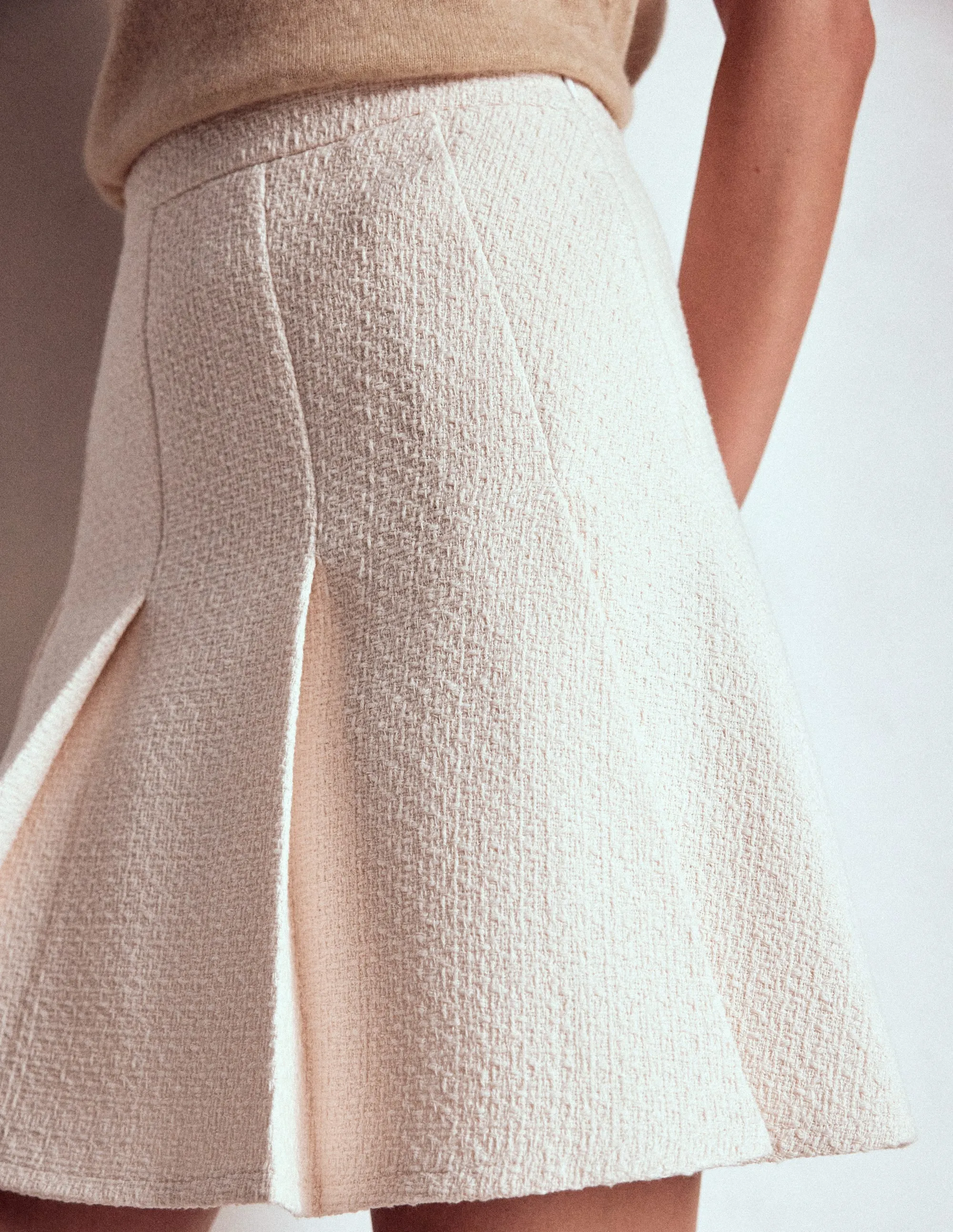 Flippy Textured Skirt-White Seamless Edging