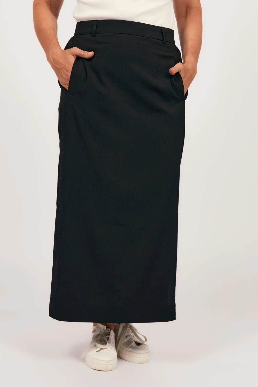Relaxed Travel Skirt in Black Layered Look