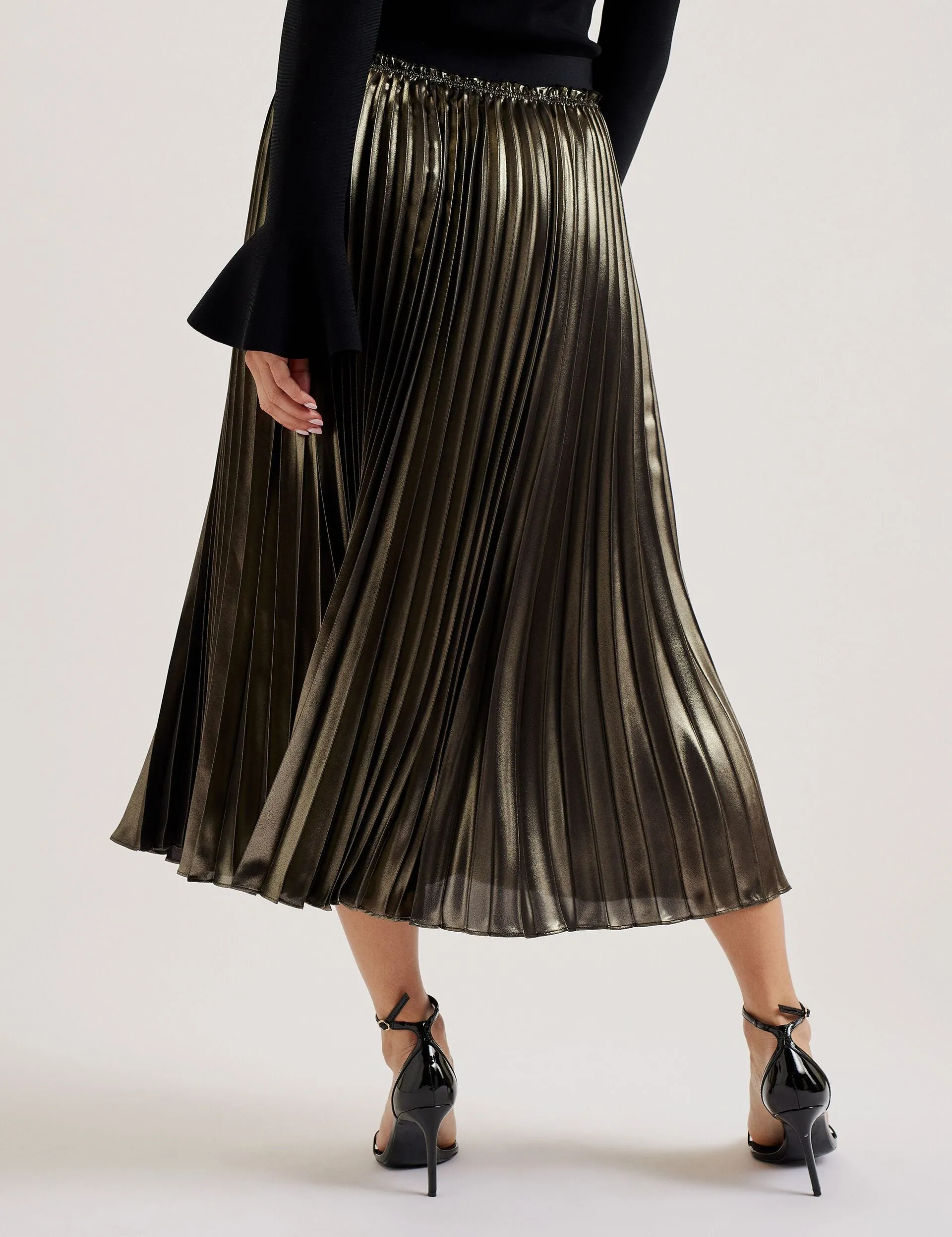 KESE | GOLD Sleek Detail Abstract Motif