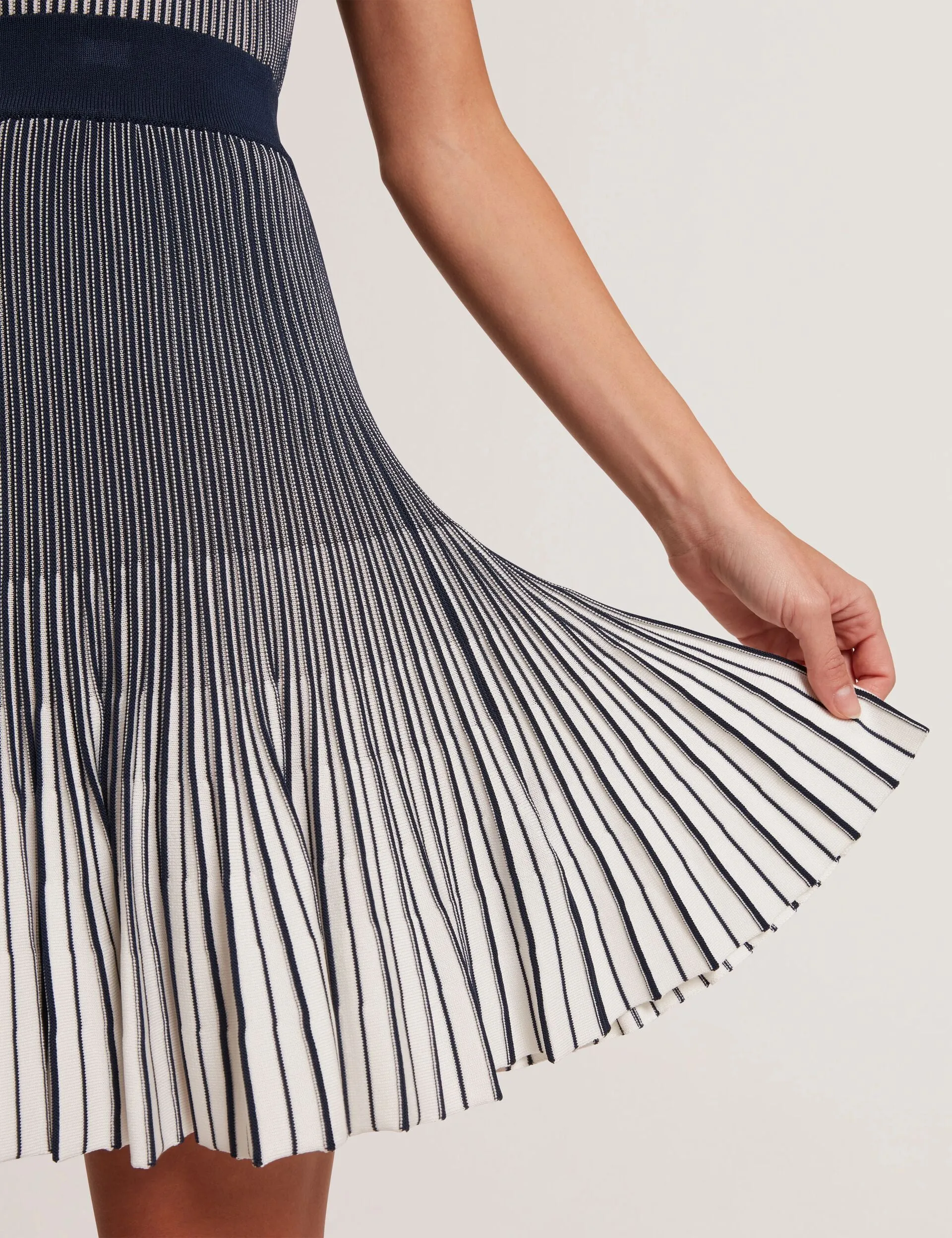 Minimal Vibes flared silhouette LOTTTII | NAVY