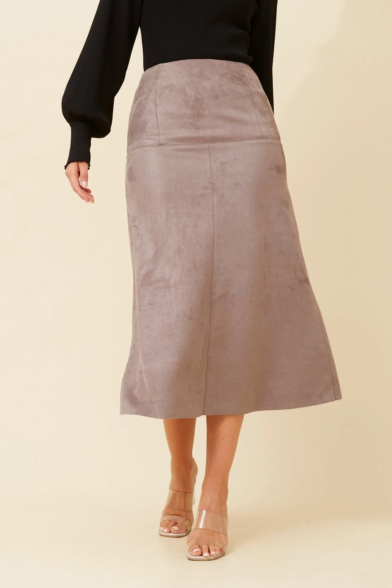 AUBREE FAUX SUEDE SKIRT Daily Fashion understated look
