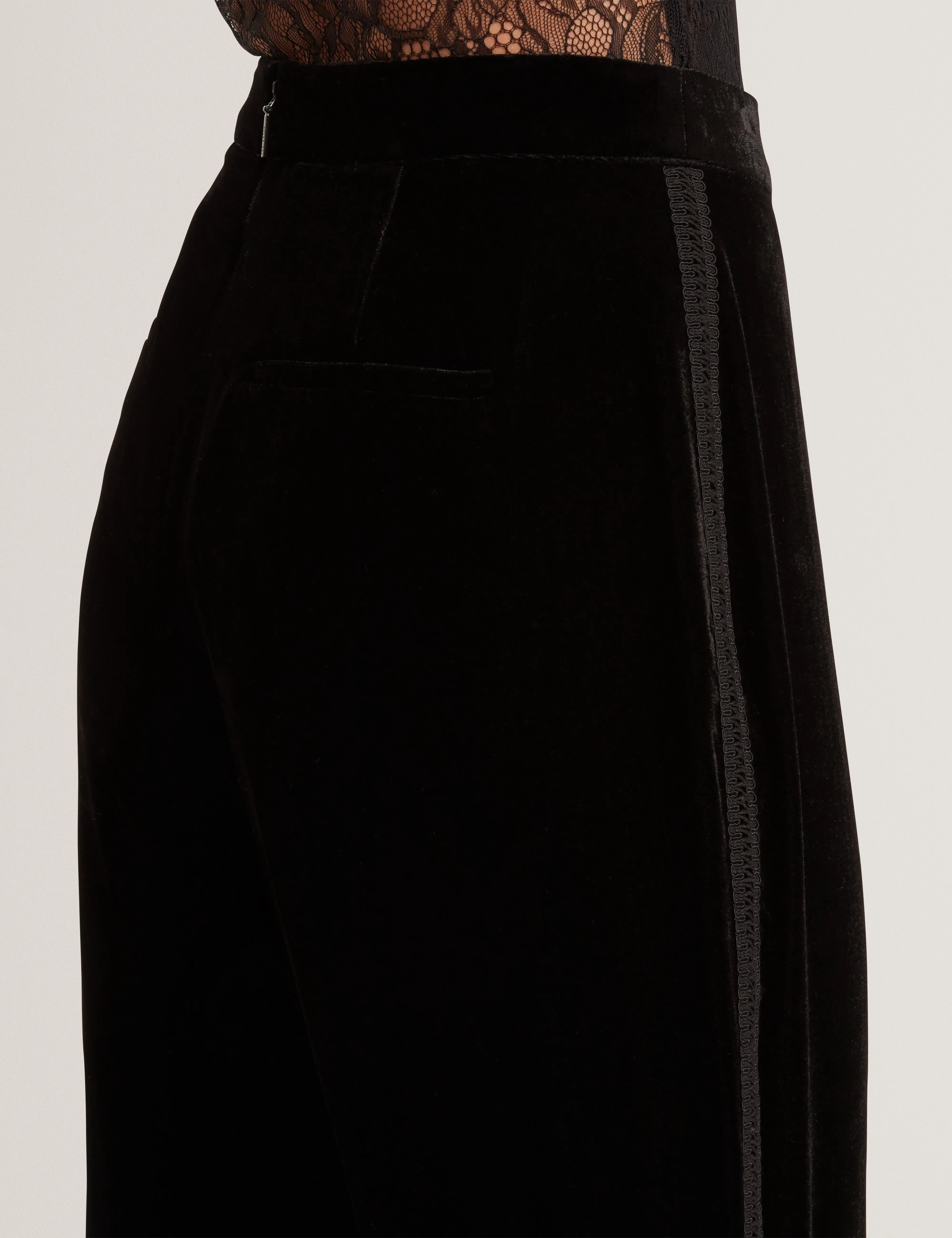 Comfortable Outfit QuickDry Material TRAUBE | BLACK