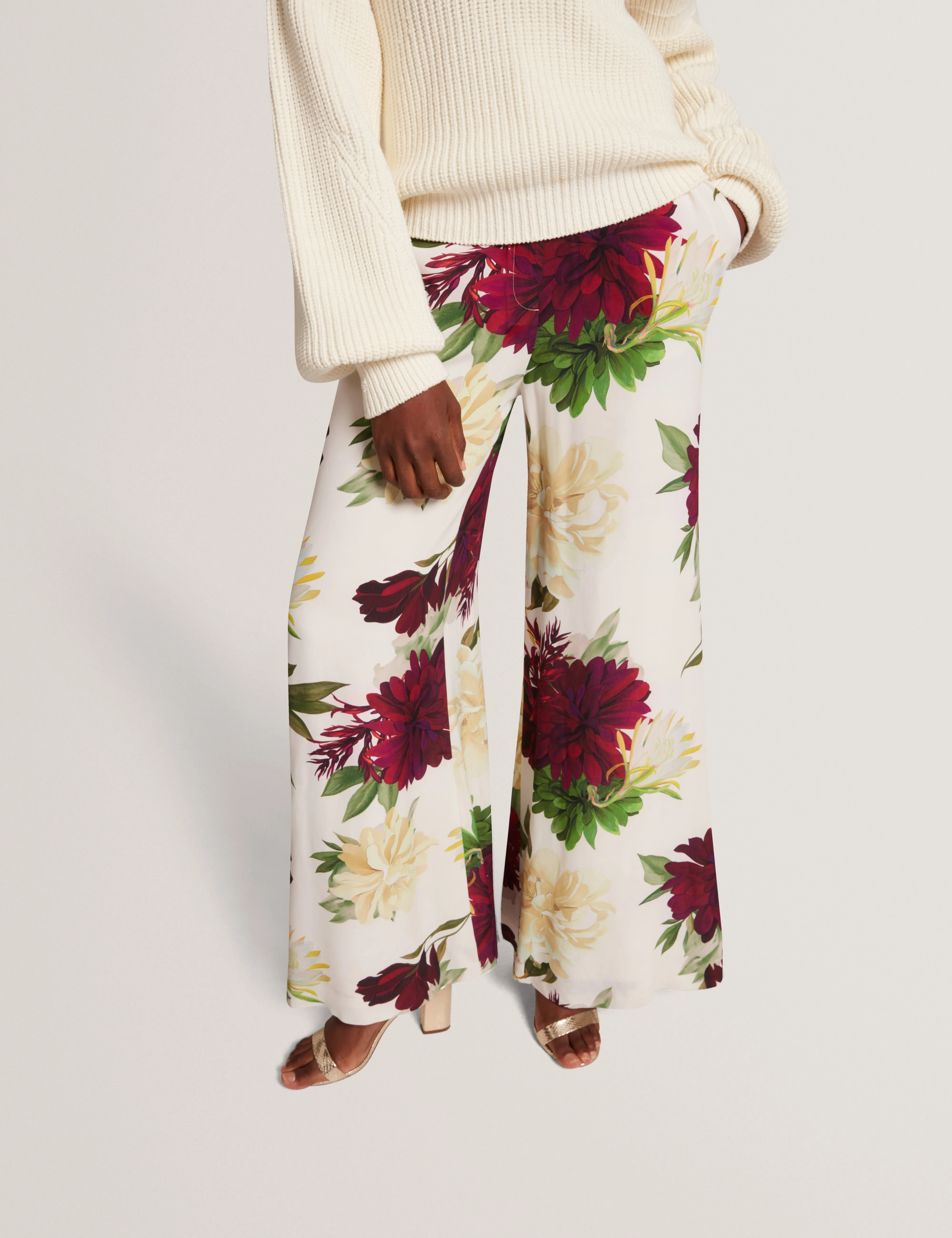 TOMASIA | IVORY Cozy Sweatshirt