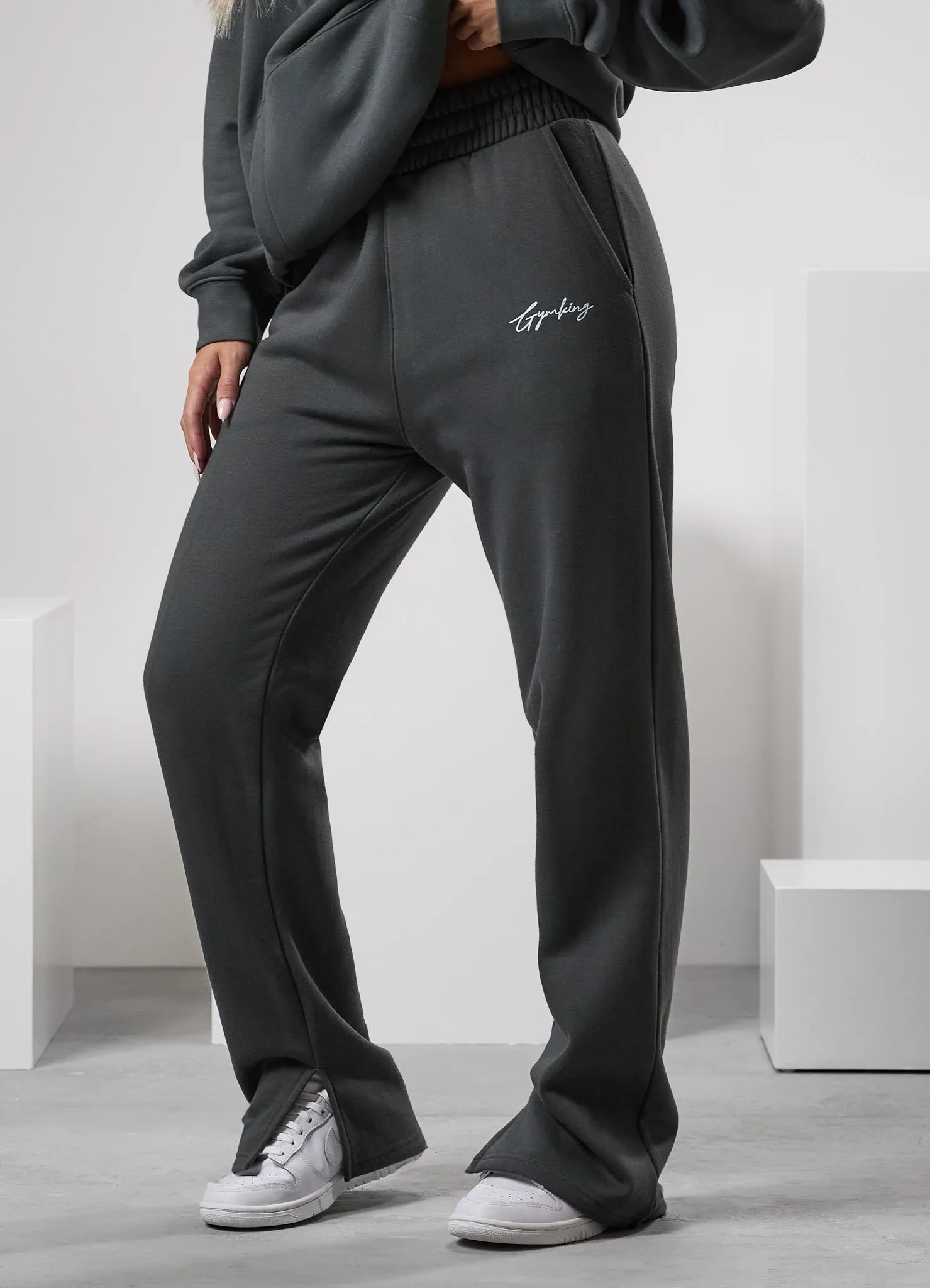 WrinkleResistantMaterial ReinforcedSeams Gym King Reset Straight Leg Fleece Jogger - Green Smoke