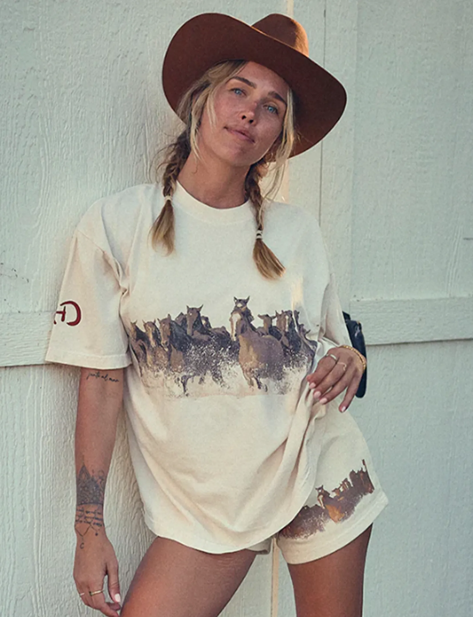Wild Horse Tee, Creme Active Wear Fit Versatile Style Trend