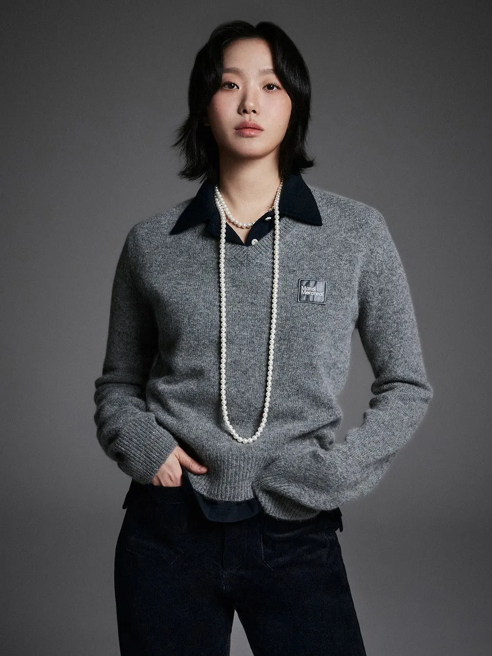 RACCOON BLENDED V NECK SQUARE LOGO_CHARCOAL Ribbed Collar Detail