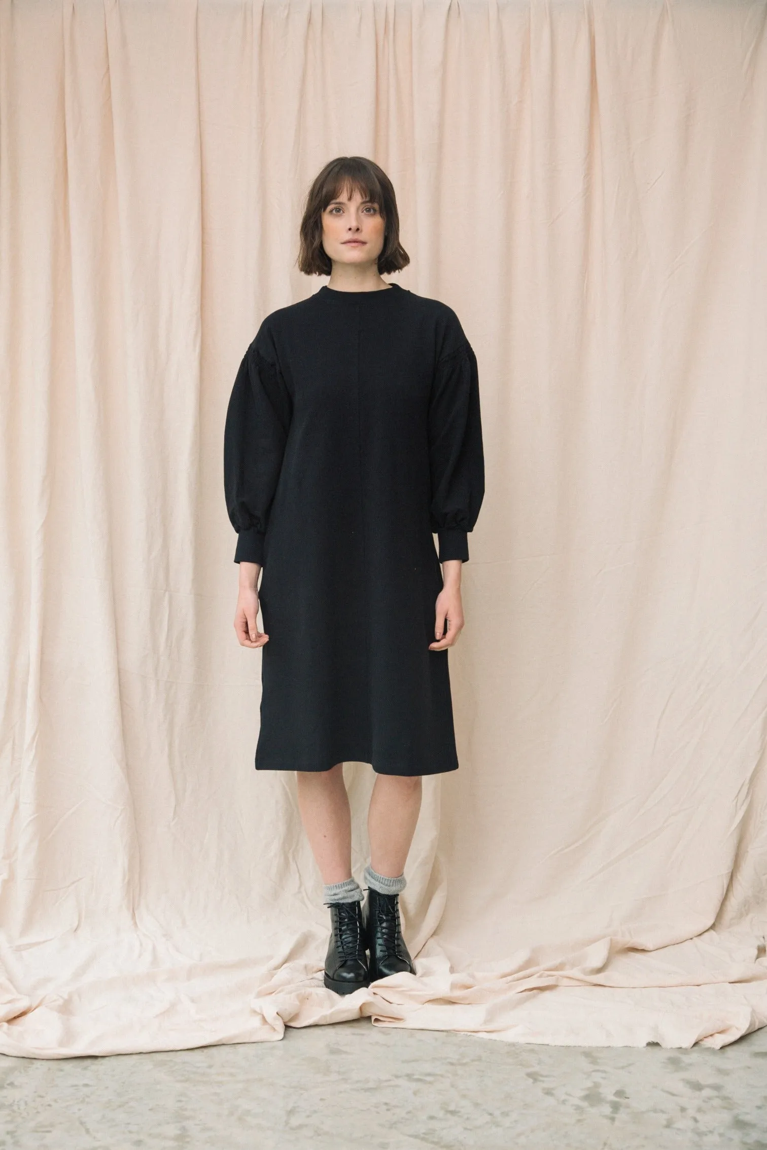 Shino Organic Cotton Felpe Dress in Black Work Fit
