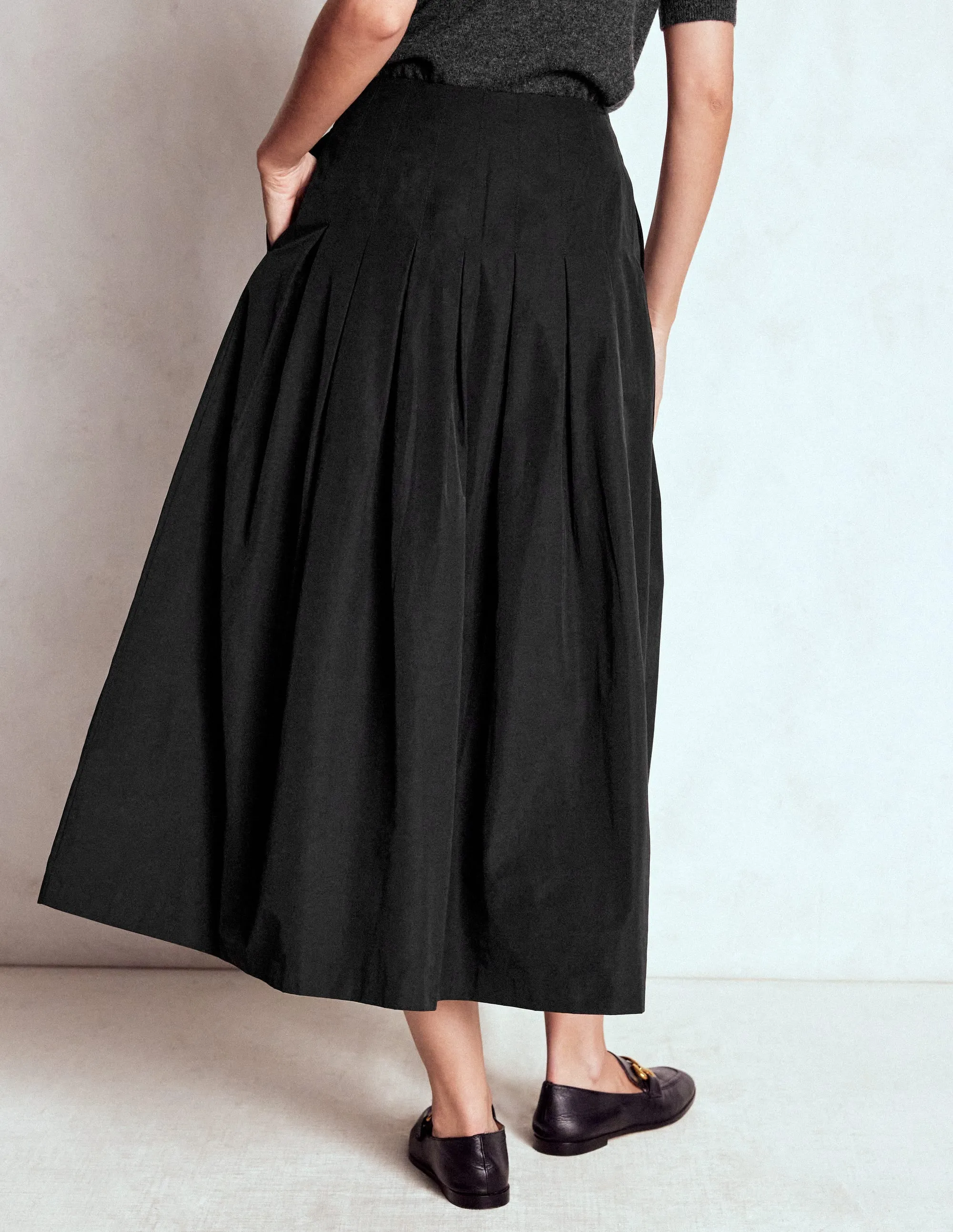 Valentina Taffeta Midi Skirt-Black light colors Elegant Flow