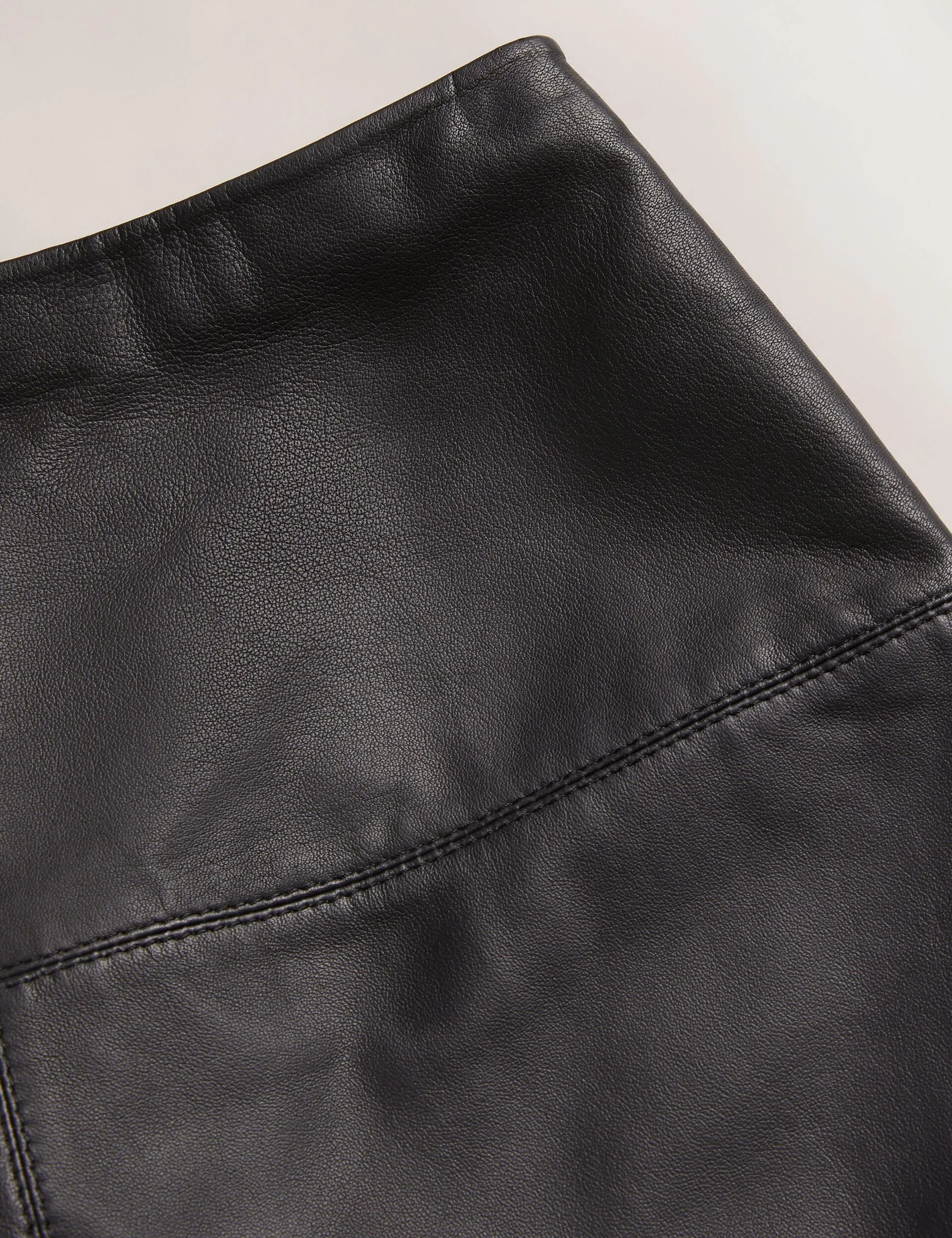 Style Staple Laser Cut Edges VALIAT | BLACK