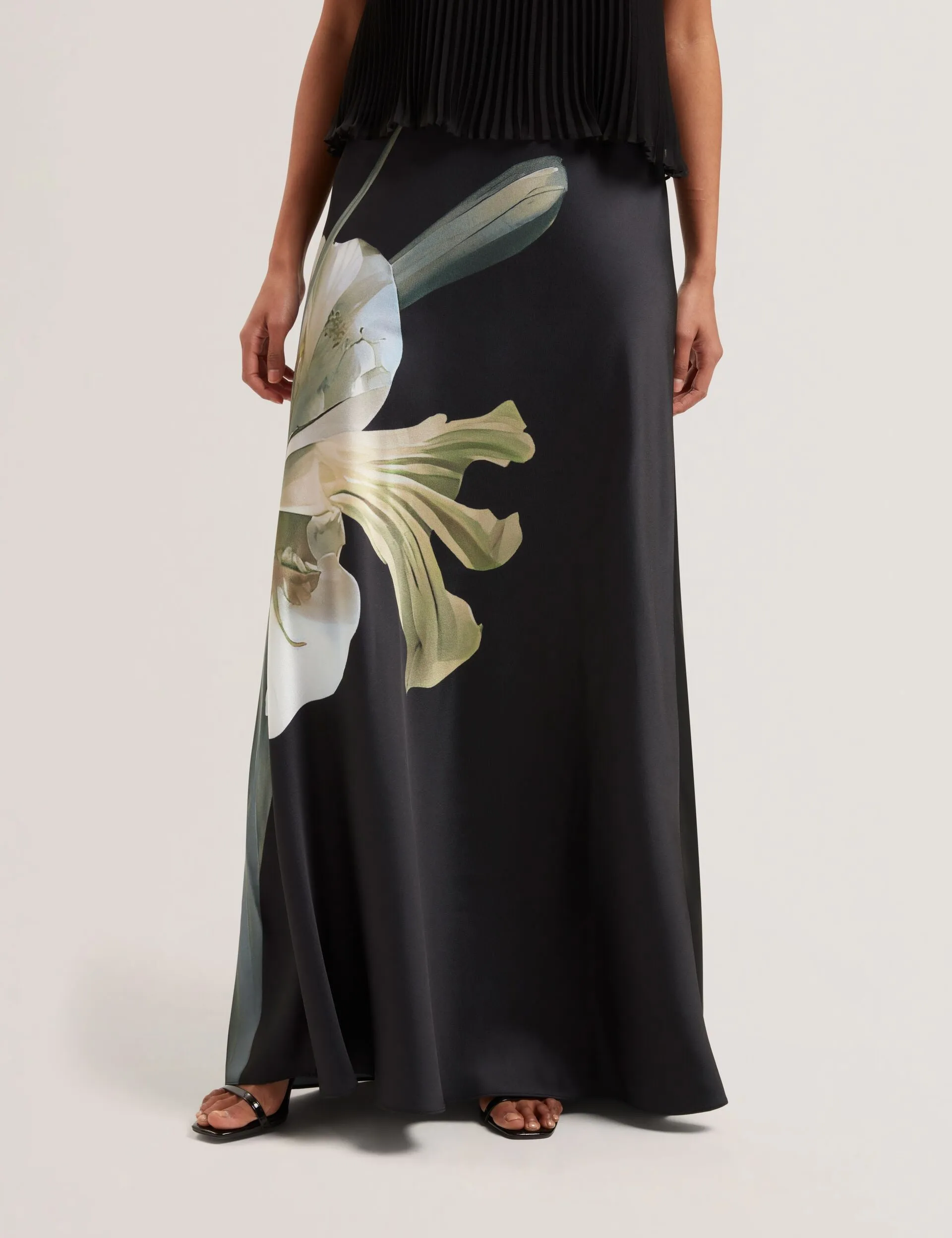 ZIONNA | BLACK Lightwear Look